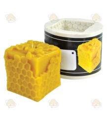 Cube with comb, cast