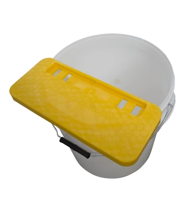 Unsealing arrangement for on bucket 28 kg/20 L